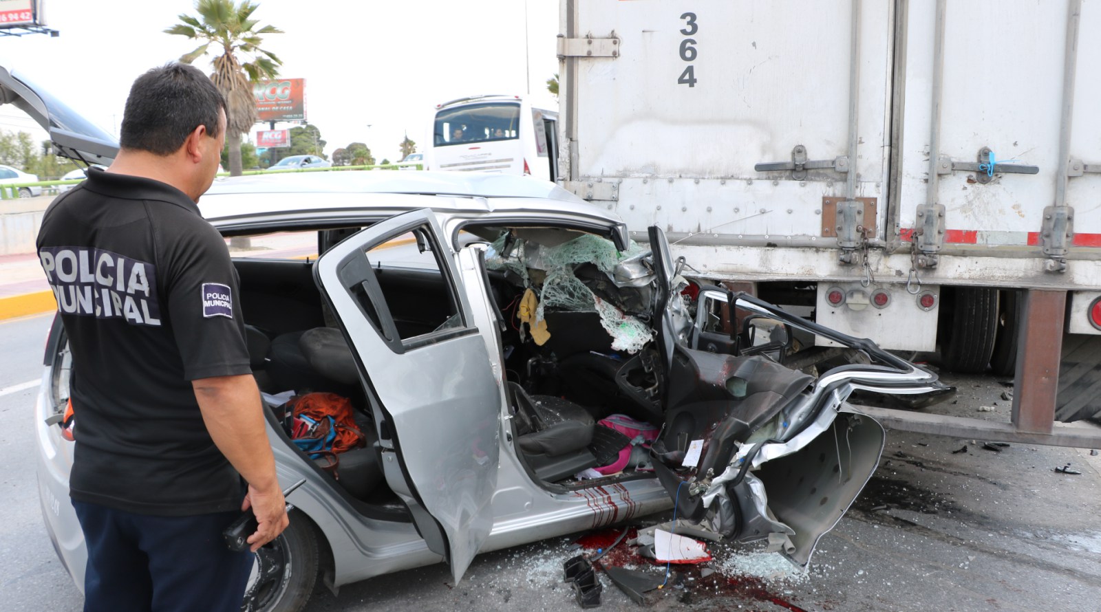 Taxi se estrella en caja de trailer; <br>muere joven mujer en Ramos