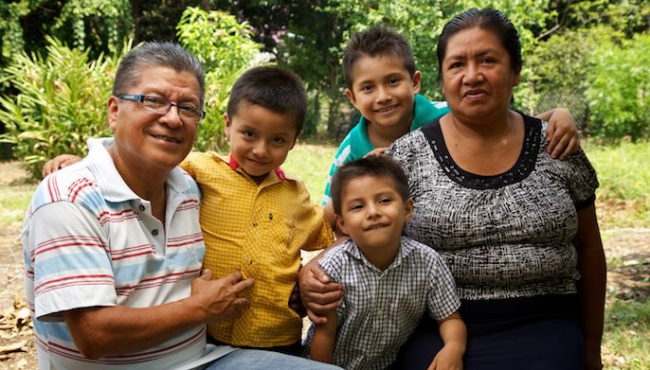 México reconoce la labor de las madres y los padres en su Día