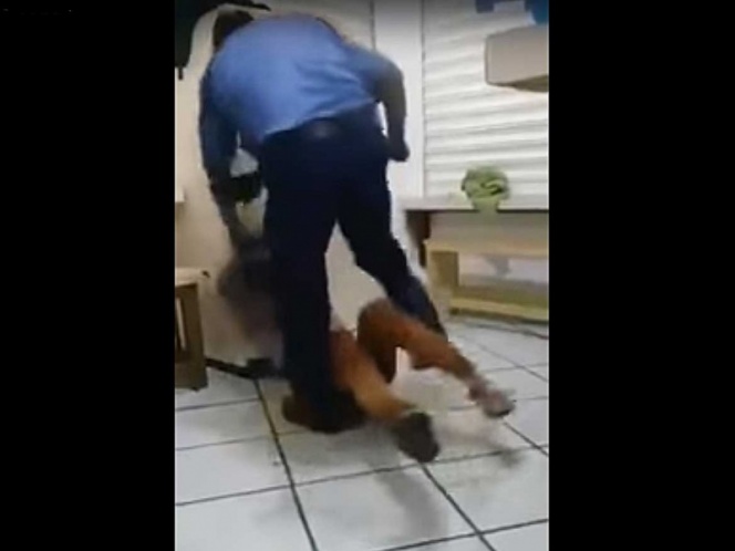 VIDEO: Golpean hasta sangrar a su hija para que confiese ‘noviazgo’