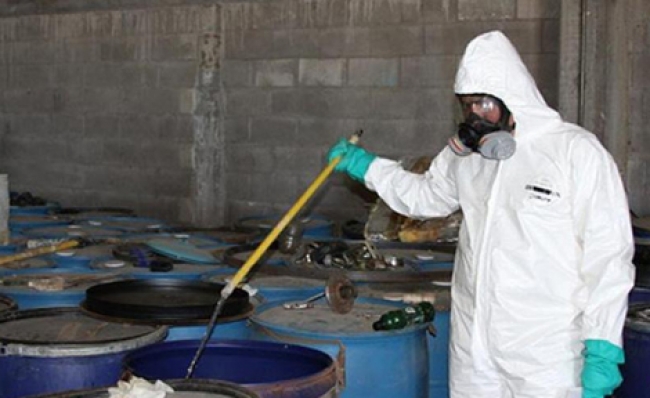 Aseguran precursores químicos en empresa de paquetería en Morelia