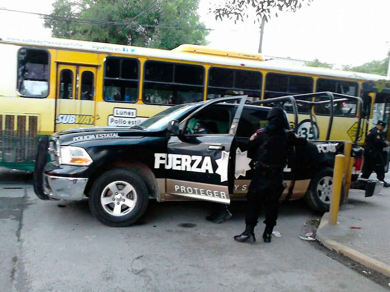 Choque entre camión urbano y patrulla deja 11 lesionados en Monterrey