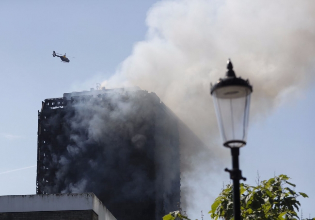 Aumenta a 12 el número de muertos por incendio en Londres
