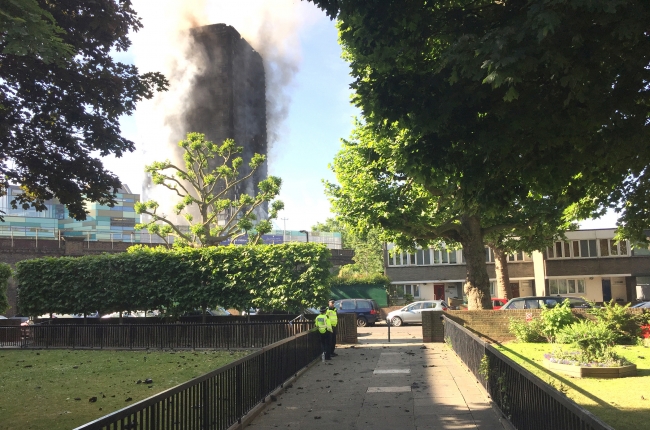 Policía descarta acto de terrorismo en incendio en torre londinense