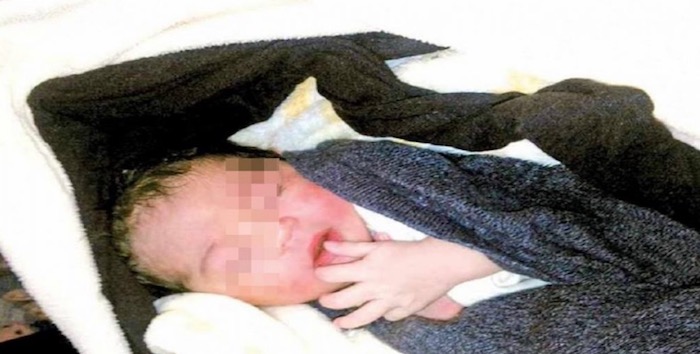 Abandonan a bebé en plena vía pública