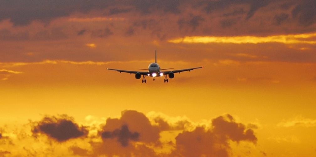 Calor extremo obliga a cancelar casi 50 vuelos