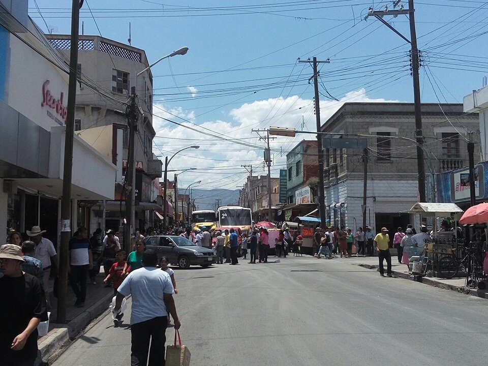 Cierran comerciantes calles del Centro; <br>protestan contra Isidro López