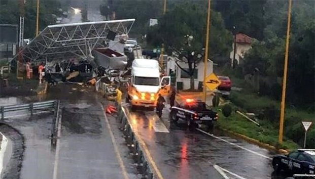 Camión se queda sin frenos y se impacta en caseta