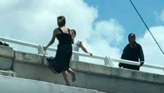 Joven intenta lanzarse de puente vehicular
