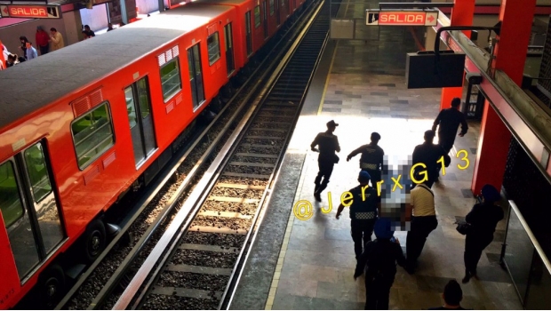 Fallece usuario al asomarse de vagón del Metro en movimiento