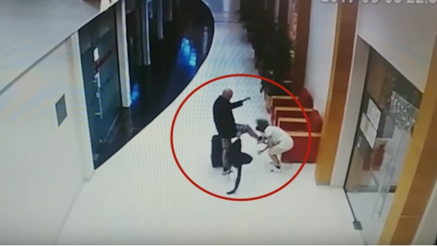 Golpea brutalmente a empleada doméstica (VIDEO)