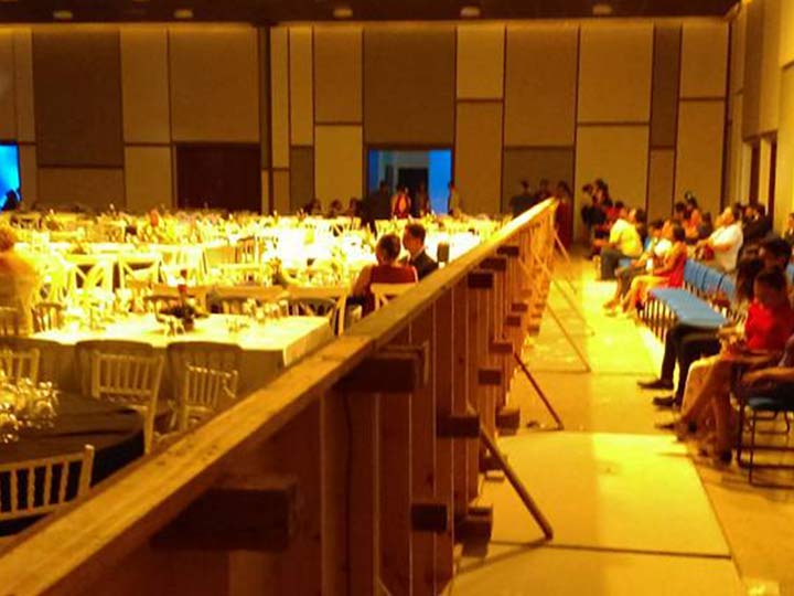 Escuela de Cozumel levanta muro, ¡en fiesta de graduación!