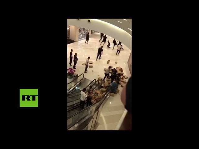 VIDEO: Pelean por comprar modelo único de tenis