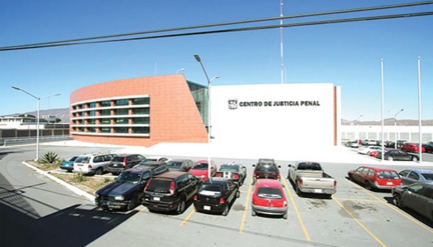 Vinculan a proceso a mujer acusada de asesinar a su hija adoptiva