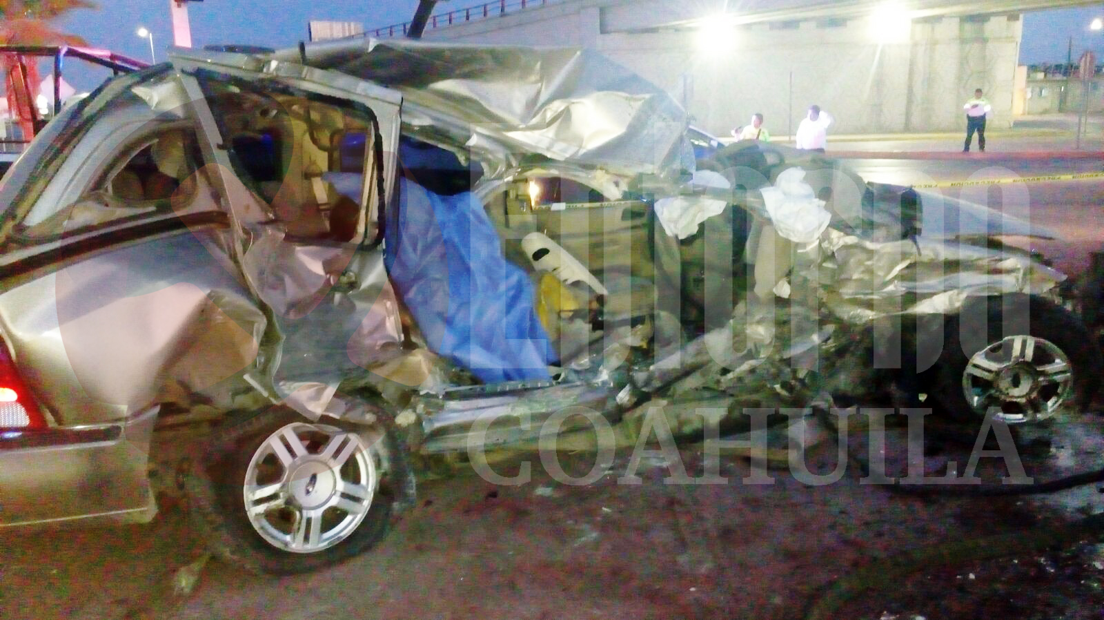 Mujer se estrella contra pipa en Torreón y muere