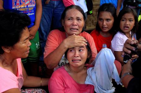 Yihadistas toman rehenes en una escuela filipina y luego huyen