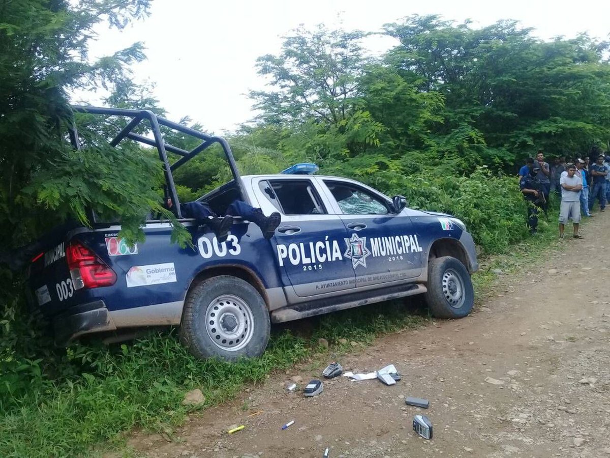 Matan a 5 policías y 2 empleados en asalto