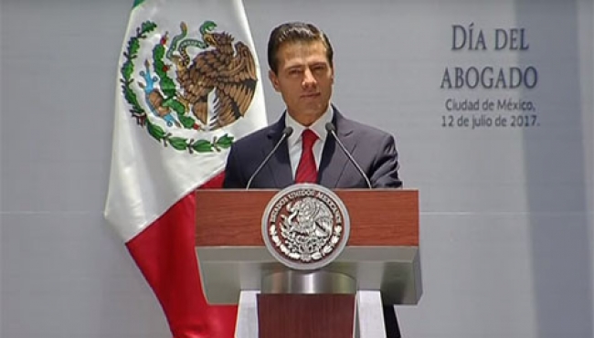 Peña Nieto llama a los abogados del país a trabajar con integridad