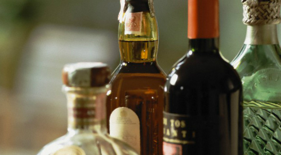 Beber alcohol adulterado puede ser el último trago