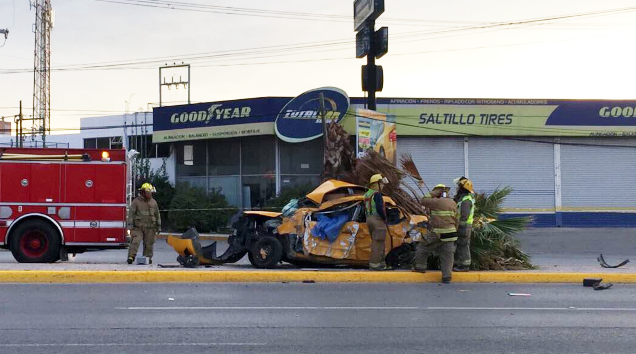 Se matan dos saltillenses <br>en aparatoso accidente
