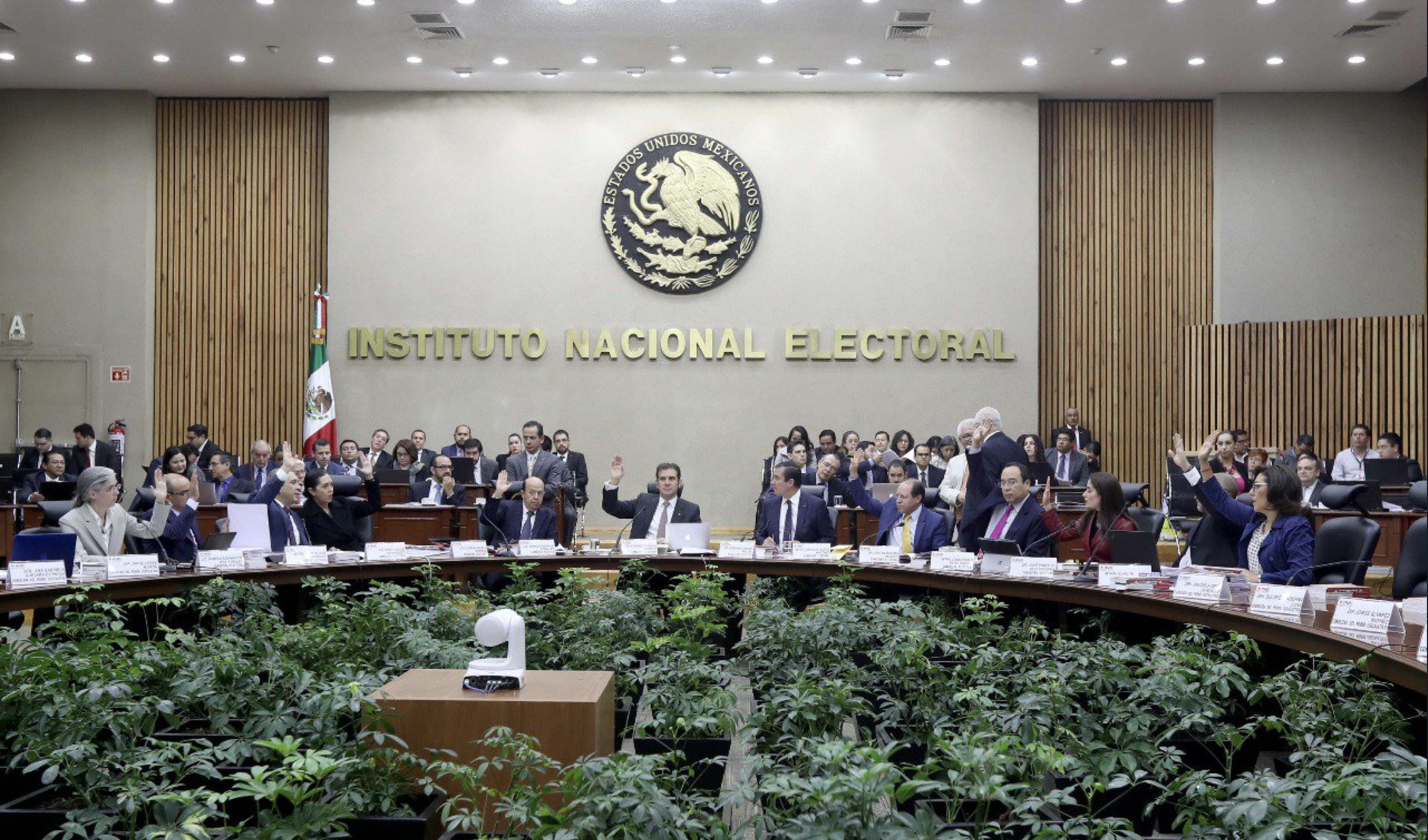 Desecha INE denuncia <br>de rebase de Riquelme