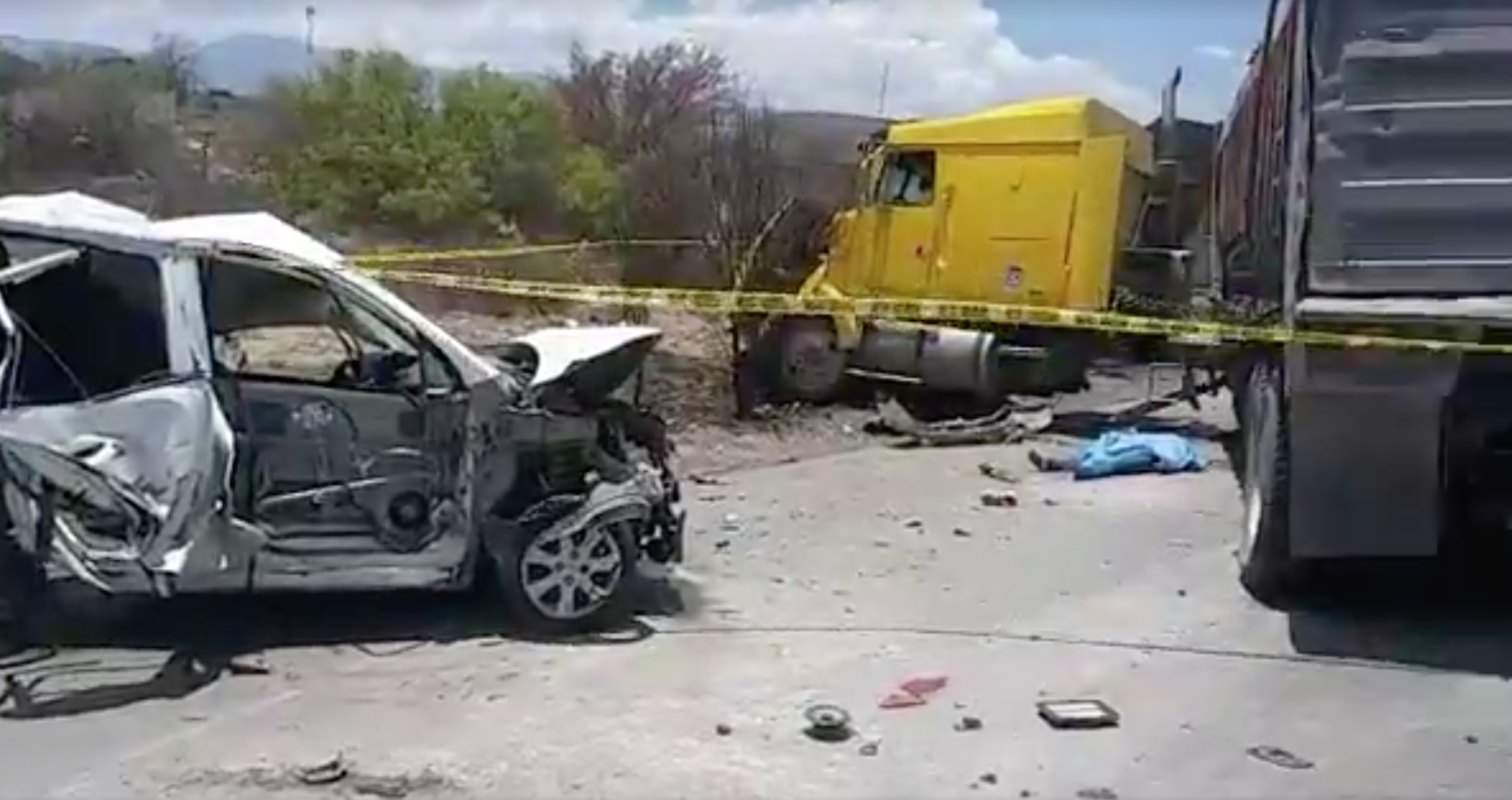 Mata papá a su hija en accidente en Ramos <br>Arizpe; se estrella contra dos trailer