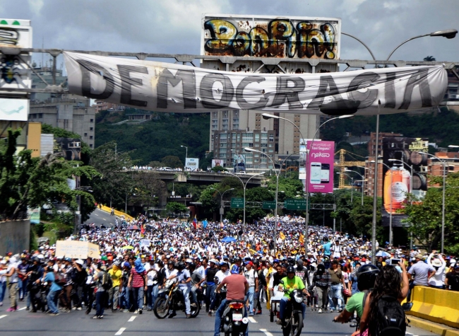 Oposición venezolana llama a votar en plebiscito informal contra Maduro