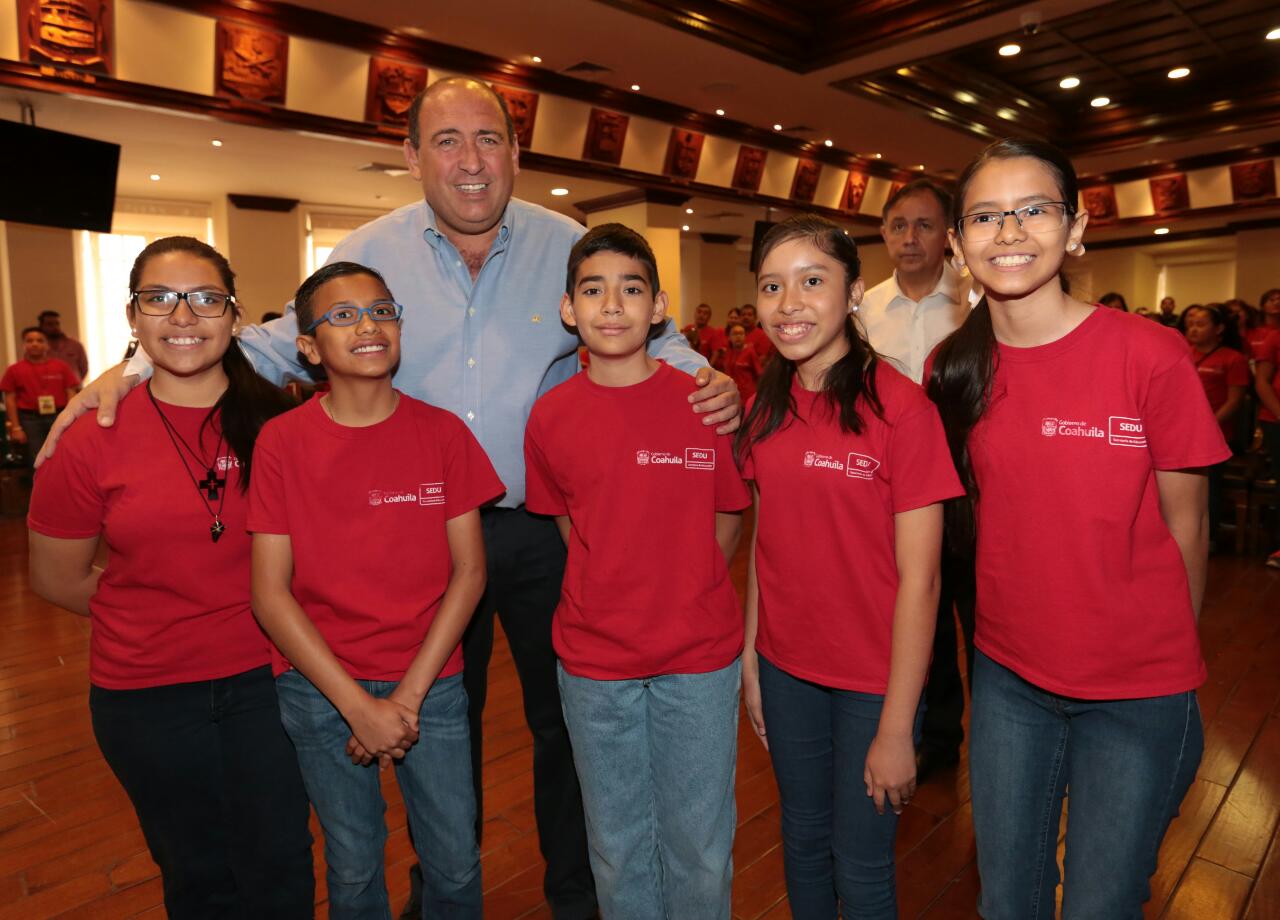 Reconoce Rubén a niños destacados <br>en Olimpiada del Conocimiento