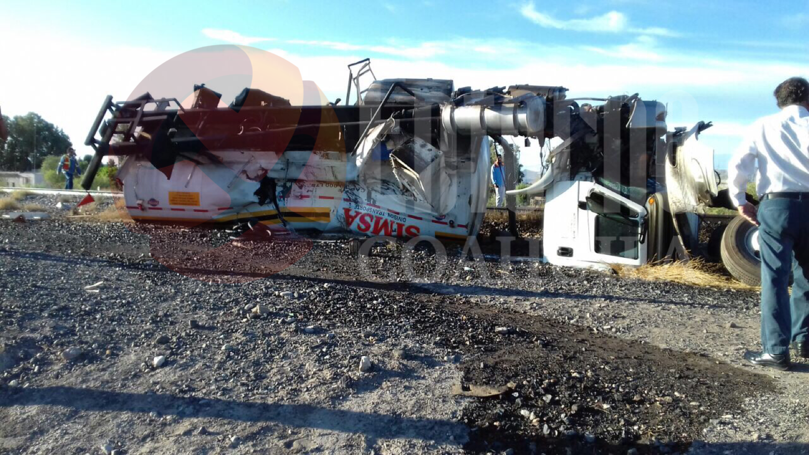 Destroza tren a pipa en San Pedro