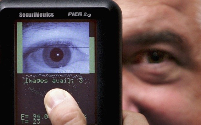 Policía fronteriza usará escáner de iris para identificar indocumentados
