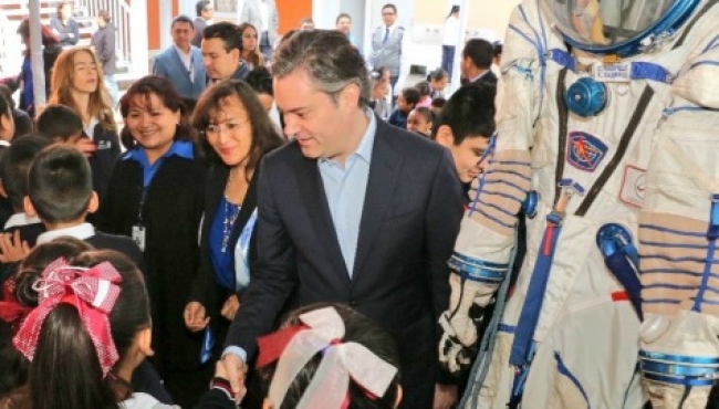 Listas, comisiones que editarán libros de texto acordes con nuevos planes