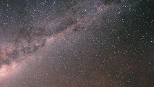 Descubren galaxia mil veces más luminosa que la Vía Láctea