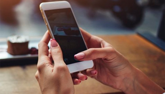 Luz de celular en la noche eleva riesgo de enfermedades metabólicas