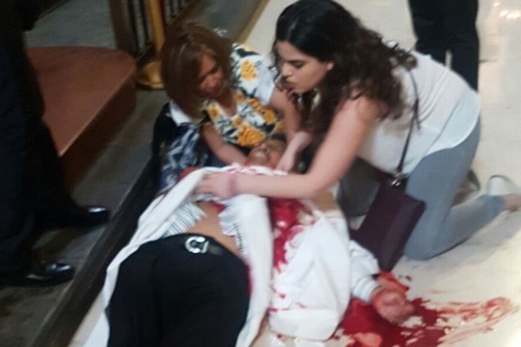 Sale del hospital sacerdote apuñalado en Catedral de la Ciudad de México