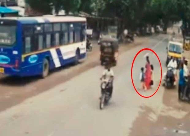 (VIDEO) Niño se suelta de la mano de su madre y muere atropellado