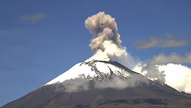 Registran leve explosión en volcán Popocatépetl