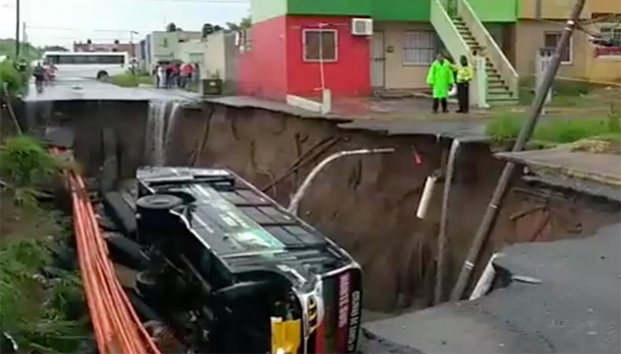 Camión de pasajeros cae a ‘megabache’ en Veracruz