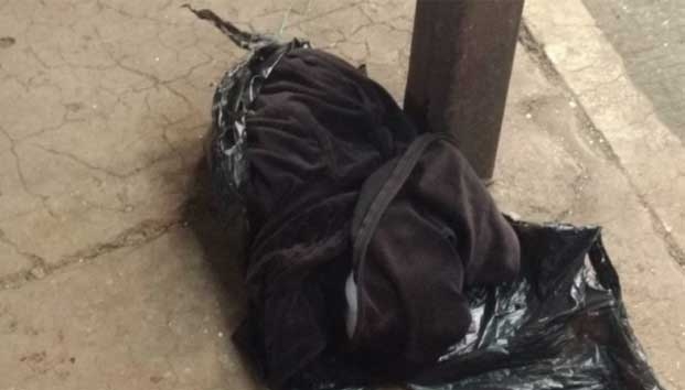 Abandonan a un bebé dentro de una mochila
