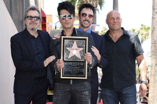 Criss Angel recibe estrella en el paseo de la fama… sin Belinda