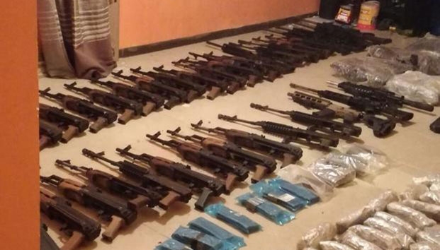 Decomisan arsenal y droga oculto en paredes