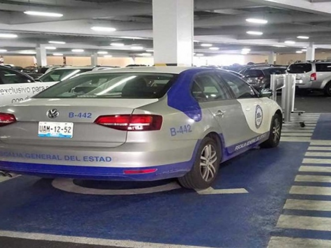 Exhiben auto de fiscalía de Puebla en lugar de discapacitados