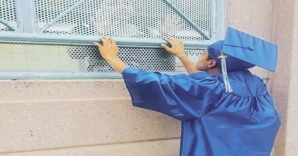 Joven inmigrante celebra graduación en la frontera para ver a su madre