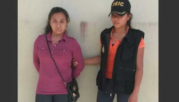 Abandonó a su bebé cerca de un hormiguero