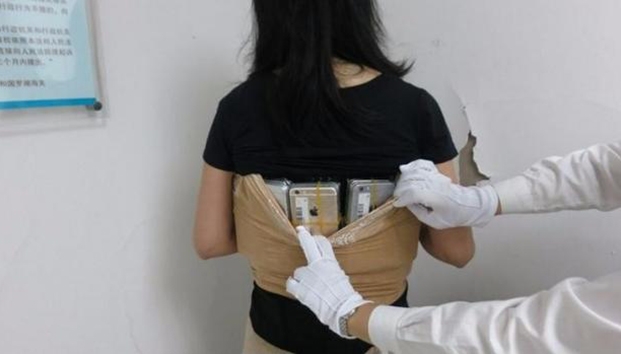 La detienen con 102 iPhones adheridos al cuerpo