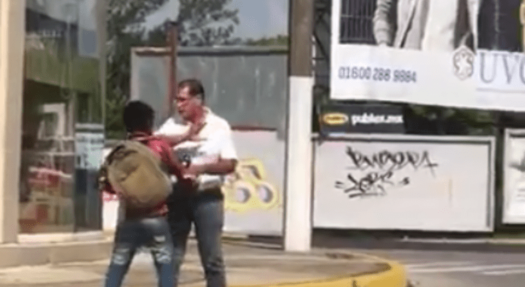 VIDEO: Funcionario amenazó y quitó dulces a un niño