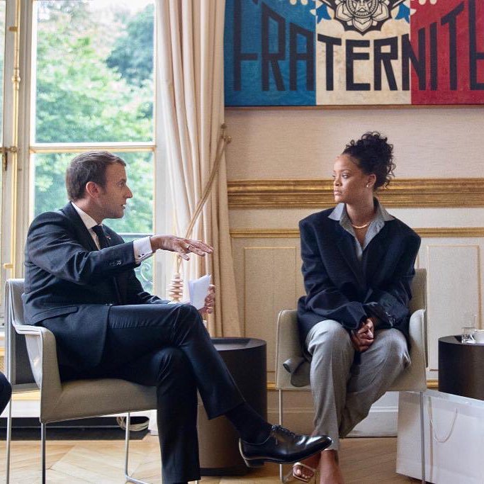 Presidente francés se reúne con Rihanna para discutir sobre educación global