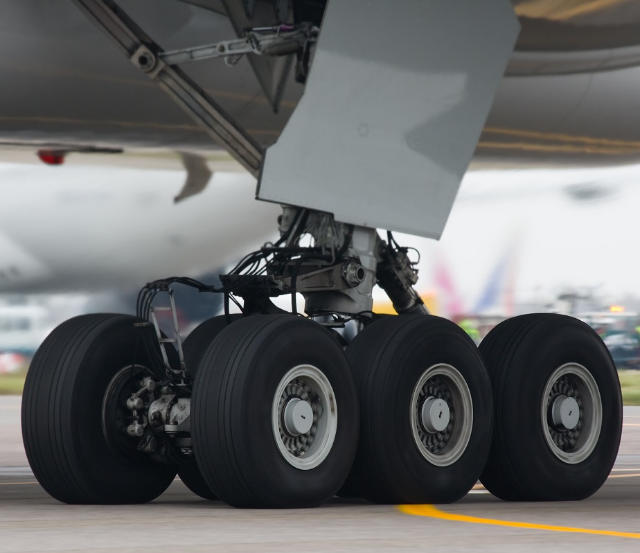 Menor de edad viaja escondido en el tren de aterrizaje de un avión