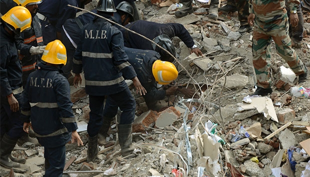 Mueren 17 por derrumbe de edificio en Bombay