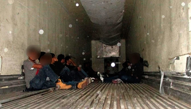 12 migrantes son abandonados en caja de tráiler