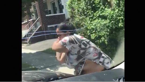 Destroza auto de su ex con un martillo y pone en peligro la vida de sus hijos (VIDEO)