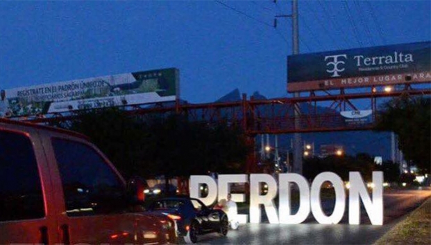 Joven pide perdón a su novia en plena avenida en Monterrey